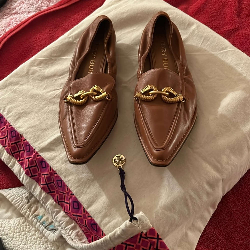 Tory Burch Leather Chain-Link Accents Loafer - 8.5 fit like an 8
